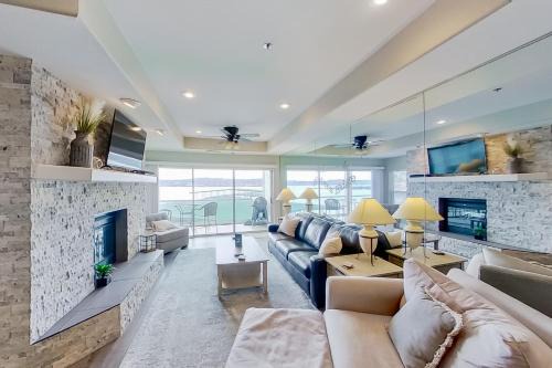 Lake Ozark Apartment | Waters Edge: Family-Friendly Stay with Pool Access