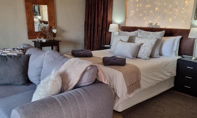 Kosmos House | Relax at Watershed Guest House with Inviting Hot Tub