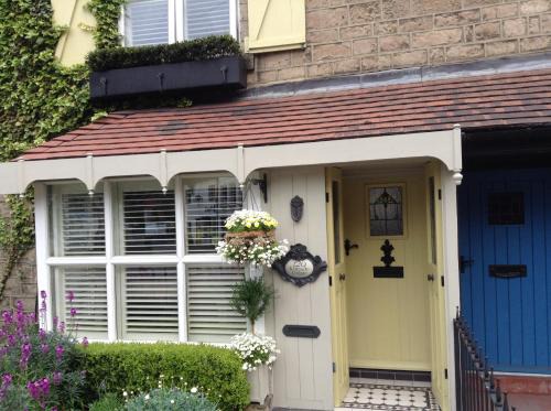 Knaresborough Bed & Breakfast | Indulge at Waterside Cottage: 4-Star B&B with Hot Tub