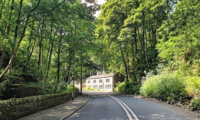 Todmorden House | Waterside Cottage: Family-Friendly Retreat with Spa & Hot Tub