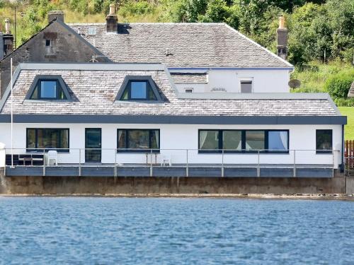 Tighnabruaich House | Waterside: 4-Star Retreat for Families and Pets