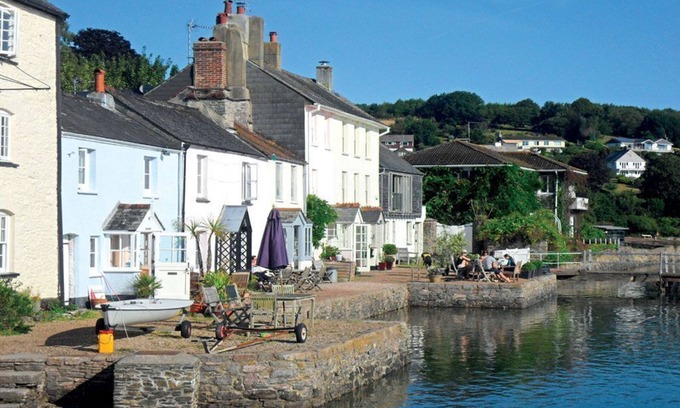 Dittisham Apartment | Scenic Waterside Retreat with Private Garden & Pet-Friendly