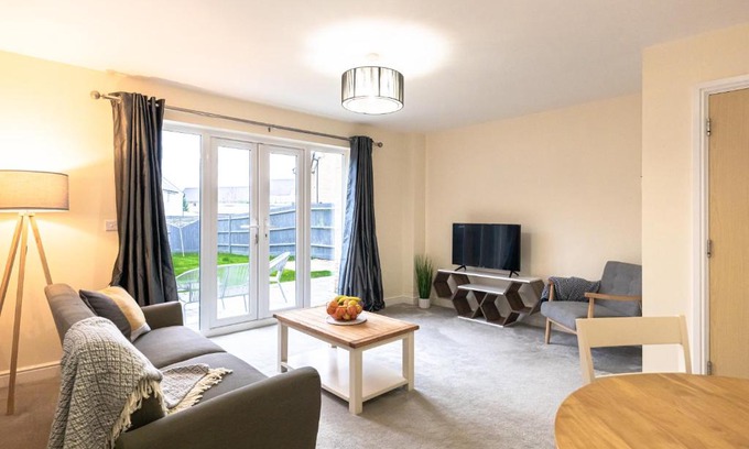 Milton Keynes House | Unforgettable Waterside Lodge - Child Friendly & 4-Star Rated