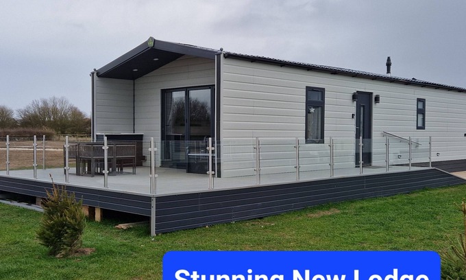 Sandilands Cabin | Waterside Lodge - Dog Friendly with Breakfast & Kitchen