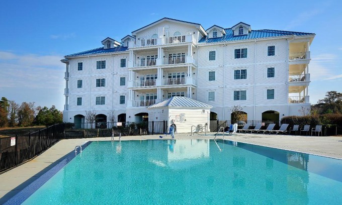 Roper Hotel | Unforgettable Waterside Resort with Pool & Hot Tub Access