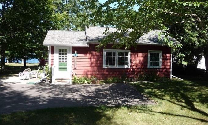 Idlewild House | Idyllic Waterside Retreat with Pool & Kitchen Amenities