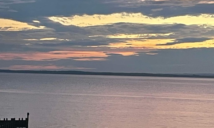Earlville Cottage | Waterview Cottage: Amazing Sunsets & Oceanfront Getaway