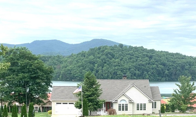 Hiawassee House | Waterview Retreat: Pet-Friendly Escape with Lake & Mountain Views
