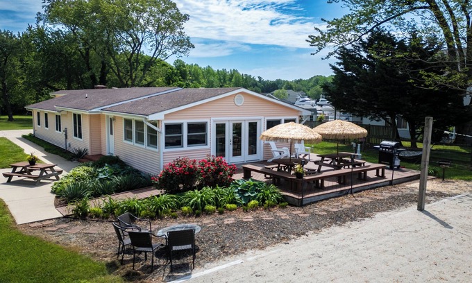 Stevensville House | Oceanfront Retreat with Beach Volleyball & Marina Access