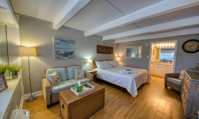 Airlie Apartment | Inviting Waterway View Studio with Pool, Near Wrightsville Beach