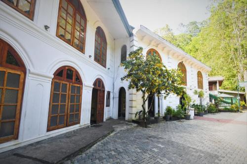 Nallathanniya House | Wathsala Inn: Pet-Friendly Retreat with Pool & Breakfast