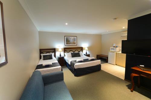 Wattle Grove Hotel | Explore Wattle Grove Motel: Family-Friendly with Pool Access