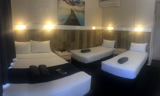 Cootamundra Hotel | Cozy Wattle Tree Motel: Family-Friendly with Breakfast Included