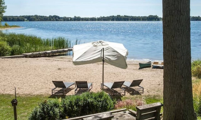 Waupoos House | Waupoos Beach Commons: Beach Front House & Chalet