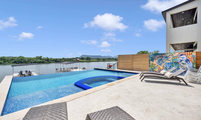 Kingsland House | Unforgettable Wave on Wave Haus with Private Pool & Spa