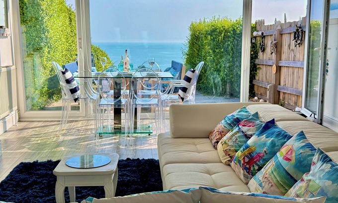 Ovingdean House | Wave Watcher- 4 bedroom sea view home, Sleeps up to 8 guests – 4 double bedrooms – 2.5 bathrooms