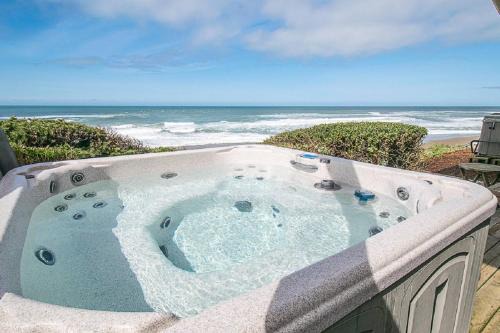 Lincoln Beach House | Wave Watcher: Guest Rated 9.7 with Hot Tub & Family Amenities