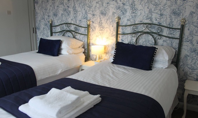 Minehead Bed & Breakfast | Cozy Waverley Bed & Breakfast with Family-Friendly Perks
