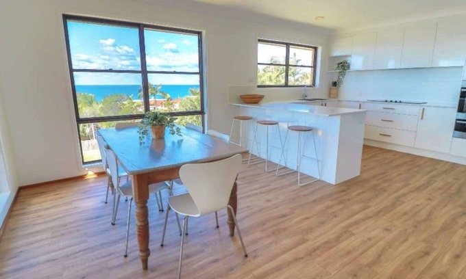 Caves Beach House | Discover Waves @ Caves - Family Oceanfront Retreat