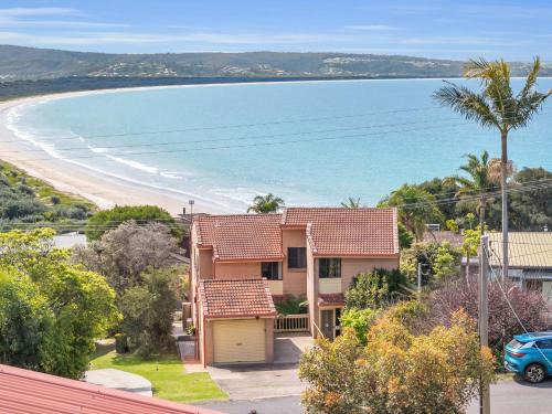 Pambula Beach House | Waves on Winnunga
