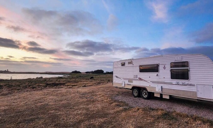 Bonney House | Pet-Friendly Lakefront Caravan Retreat at Coorong Island