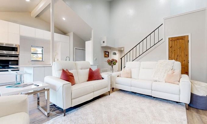 Horseshoe Bay Apartment | Inviting Way to the Bay: Pet-Friendly Family Retreat