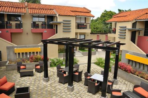 Managua Hotel | Discover Wayak Hotel: Poolside Relaxation & Family Dining