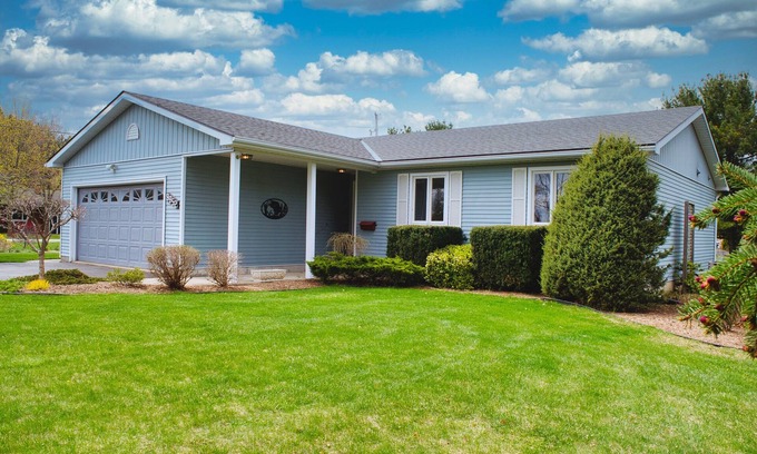 Grand Bend Cottage | Wayfarer Cottage! Close to Everything!