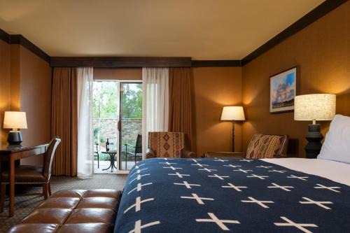 Bishop Hotel | Experience Wayfinder Bishop: Pet-Friendly Retreat with Pool