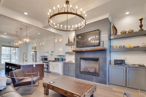 Clyde House | Cozy Waynesville House with Fire Pit & Scenic Mountain Views