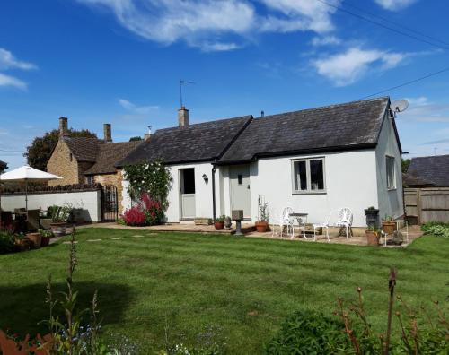 Whichford House | Explore Wayside House B&B: Pet-Friendly & 4-Star Stay