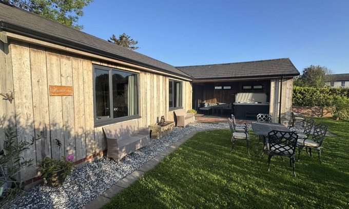 Blackpool Cottage | WAYSIDE LODGE, family friendly, with hot tub in Blackpool