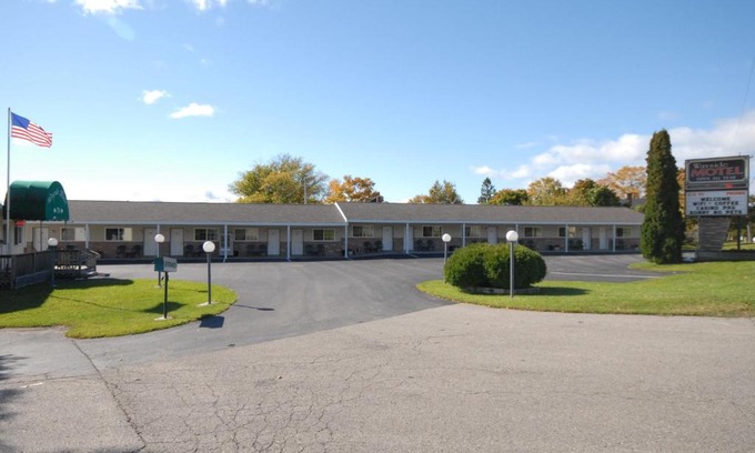St Ignace Hotel | Budget-Friendly Wayside Motel with Kitchen & Family Comfort