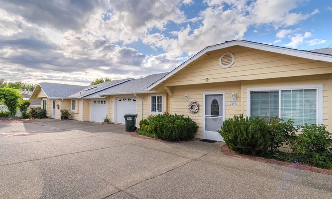 Grants Pass House | Guest Rated 10/10: Relax in Our Duplex with Spa & Hot Tub