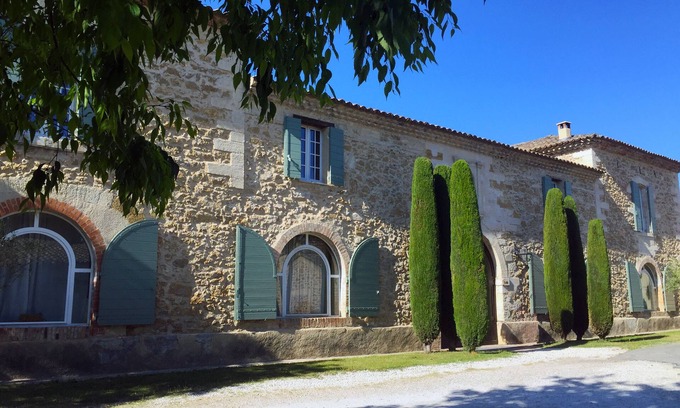 Althen-des-Paluds House | Limited Availability: Book Your Pet-Friendly Stay Now!