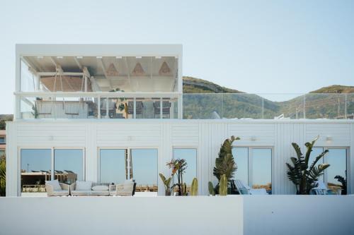 Quiaios Bed & Breakfast | Beachfront Bliss at We Surf House with Ocean Views