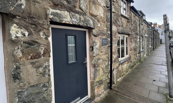 Tremadog Cottage | Cozy Weaver's Cottage: Pet-Friendly Getaway in Tremadog