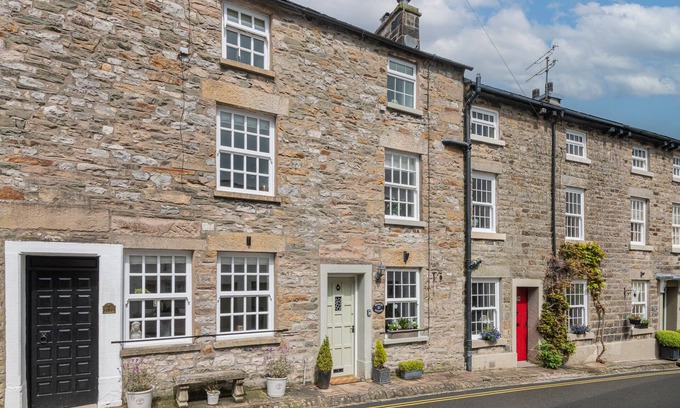 Kirkby Lonsdale House | Discover Weavers Cottage: Child-Friendly Retreat with Kitchen