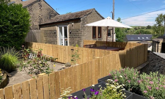 Honley Cottage | Weaver’s Den: Pet-Friendly Countryside Escape with Breakfast