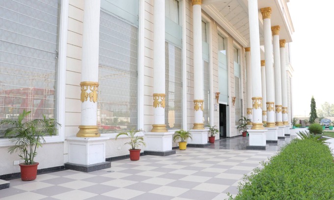 Ambala Hotel | Discover Palmdale Resort: Family-Friendly with Great Amenities