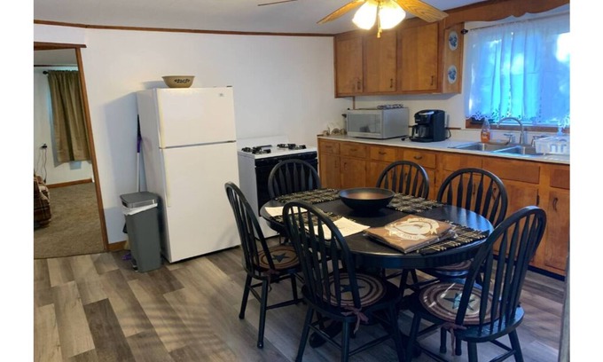 Portland House | Pet-Friendly Weddle Lodging & Outfitters in White House