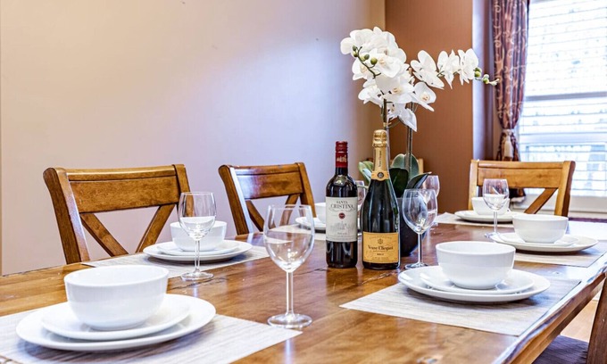 West Edmonton Apartment | Scenic Ravine Bungalow: Guest Rated 10/10 with Kitchen