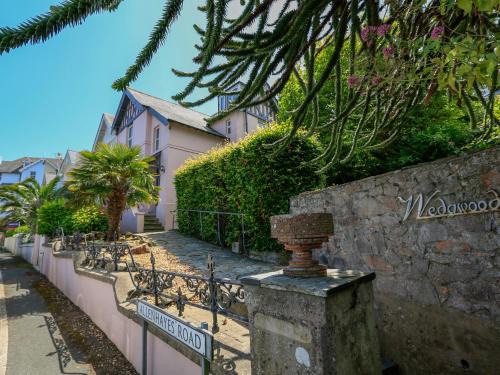 Salcombe House | Pet-Friendly Comfort at Wedgwood - Rated 8.7/10 by Guests