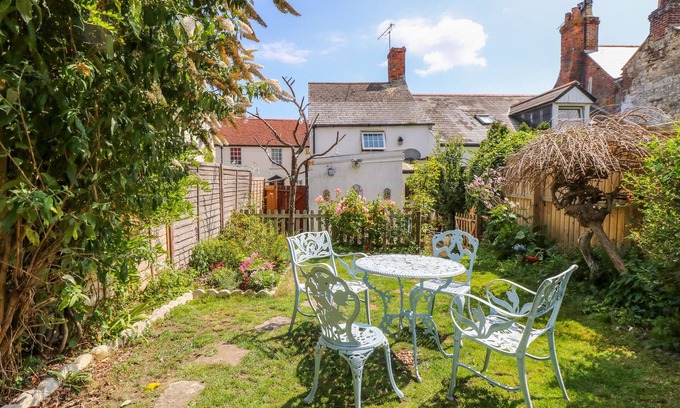 Brading Cottage | Top-Rated Wee Cot: Pet-Friendly Retreat with Breakfast