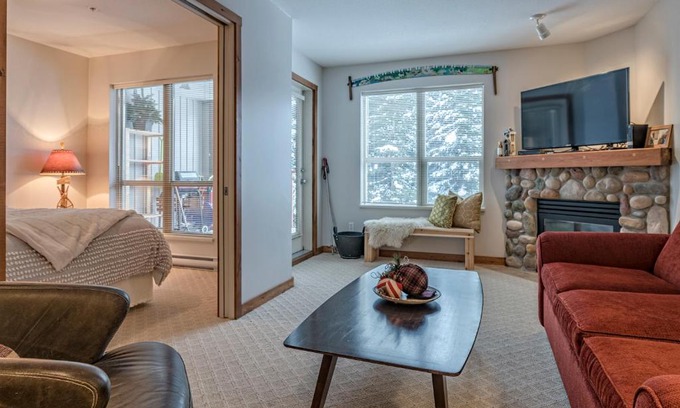 Silver Star Mountain Apartment | Cozy Wee Ski Chalet with Hot Tub & Breakfast Included
