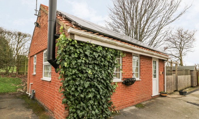 Cottingham Apartment | Cozy WEE WOODY: Pet-Friendly Retreat with Open Fire