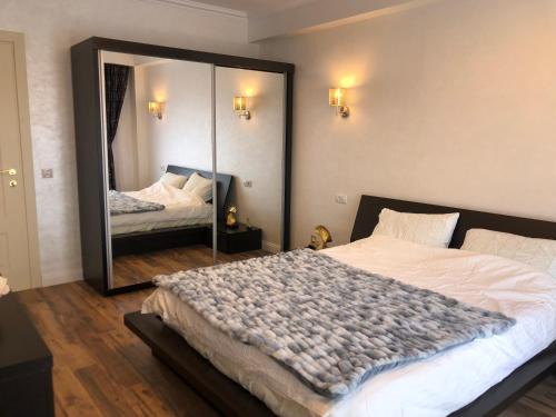 Craiova Apartment | Weekend Vibes: 4-Star Hotel with Breakfast & Top Reviews