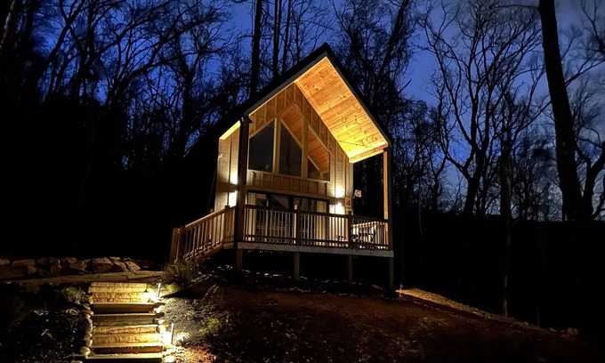 Gatlinburg - Pigeon Forge Cottage | Book Your Stay: Mountain View Retreat with Family Amenities