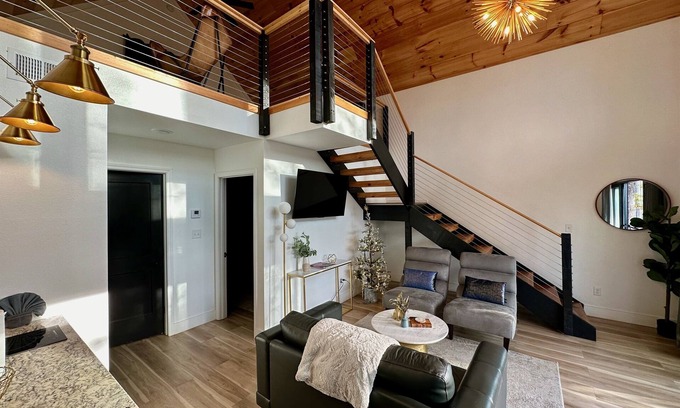 Gatlinburg - Pigeon Forge Cottage | Guest Rated: 9.8 - Mountain View Hot Tub Retreat Awaits