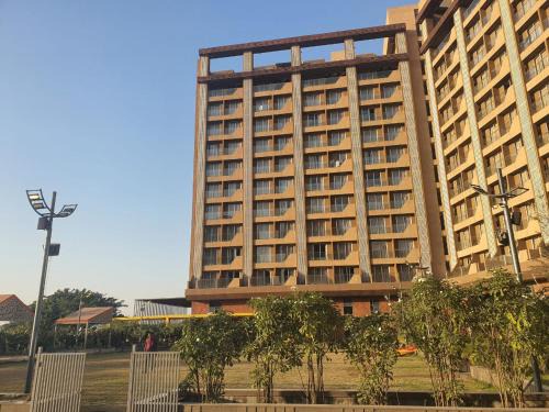 Surat Apartment | Weekend Retreat: Family-Friendly with Pool & Breakfast